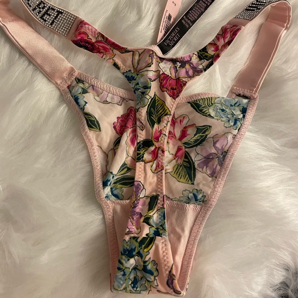 Victoria Secret -VERY SEXY
Shine Strap Thong Panty - NEW ST 11167536 - Picture 3 of 4